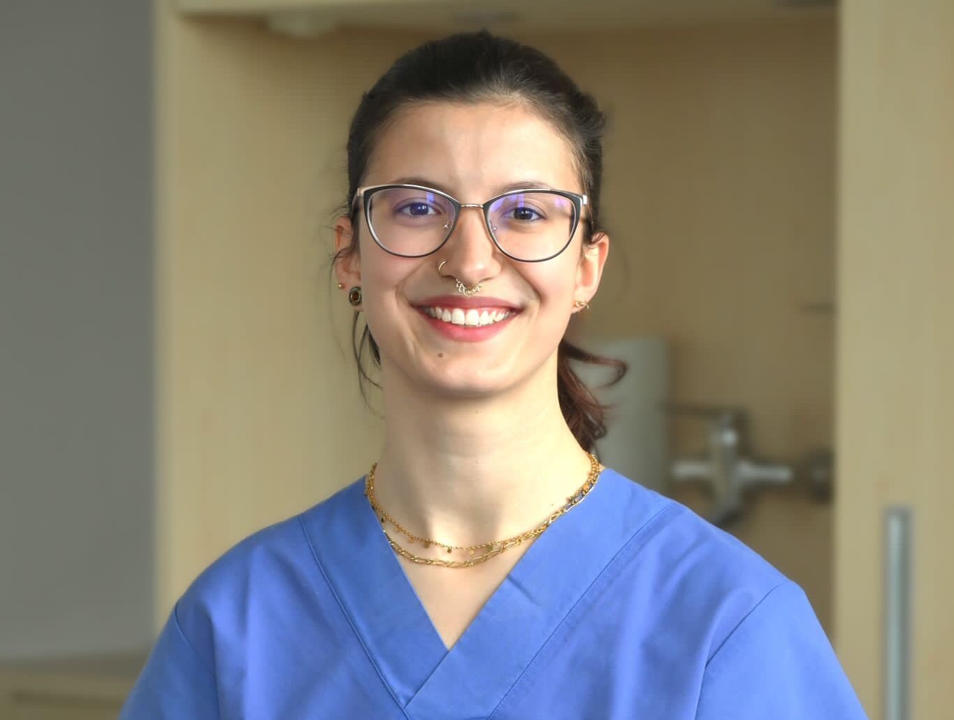 Portraitaufnahme der Absolventin der Hebammenwissenschaft, Fabiana Moreira Teixeira.